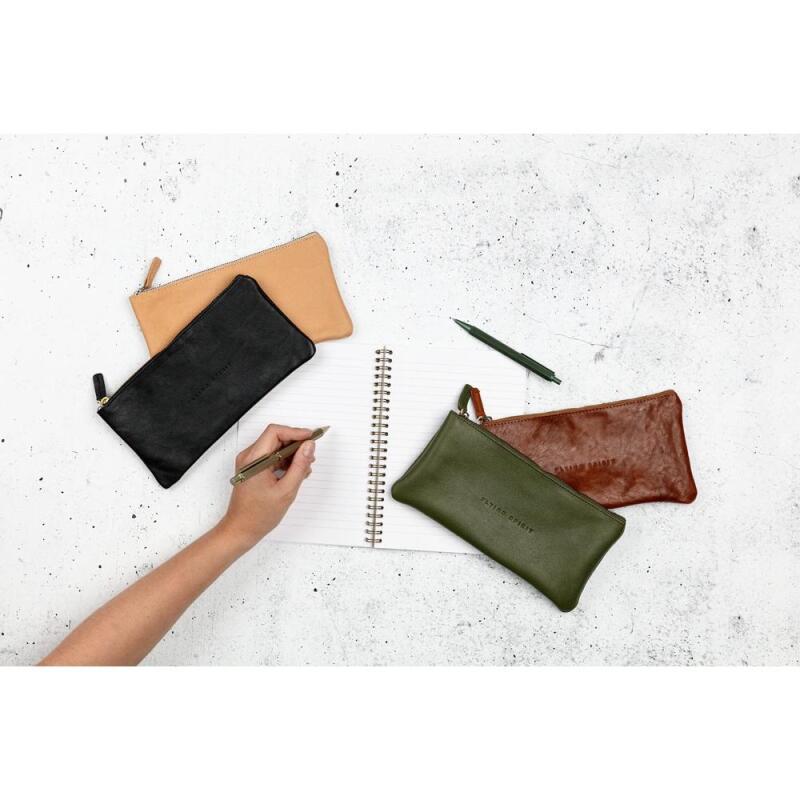 Trousse Clairefontaine Flying Spirit en cuir vieilli beige