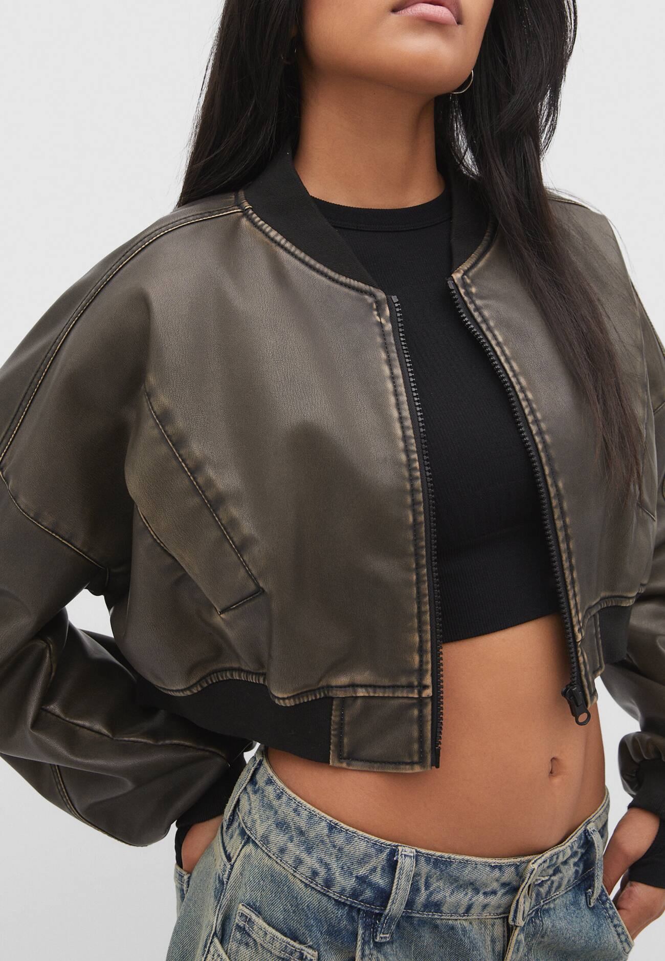 Jaqueta bomber cropped desbotada em couro sintético