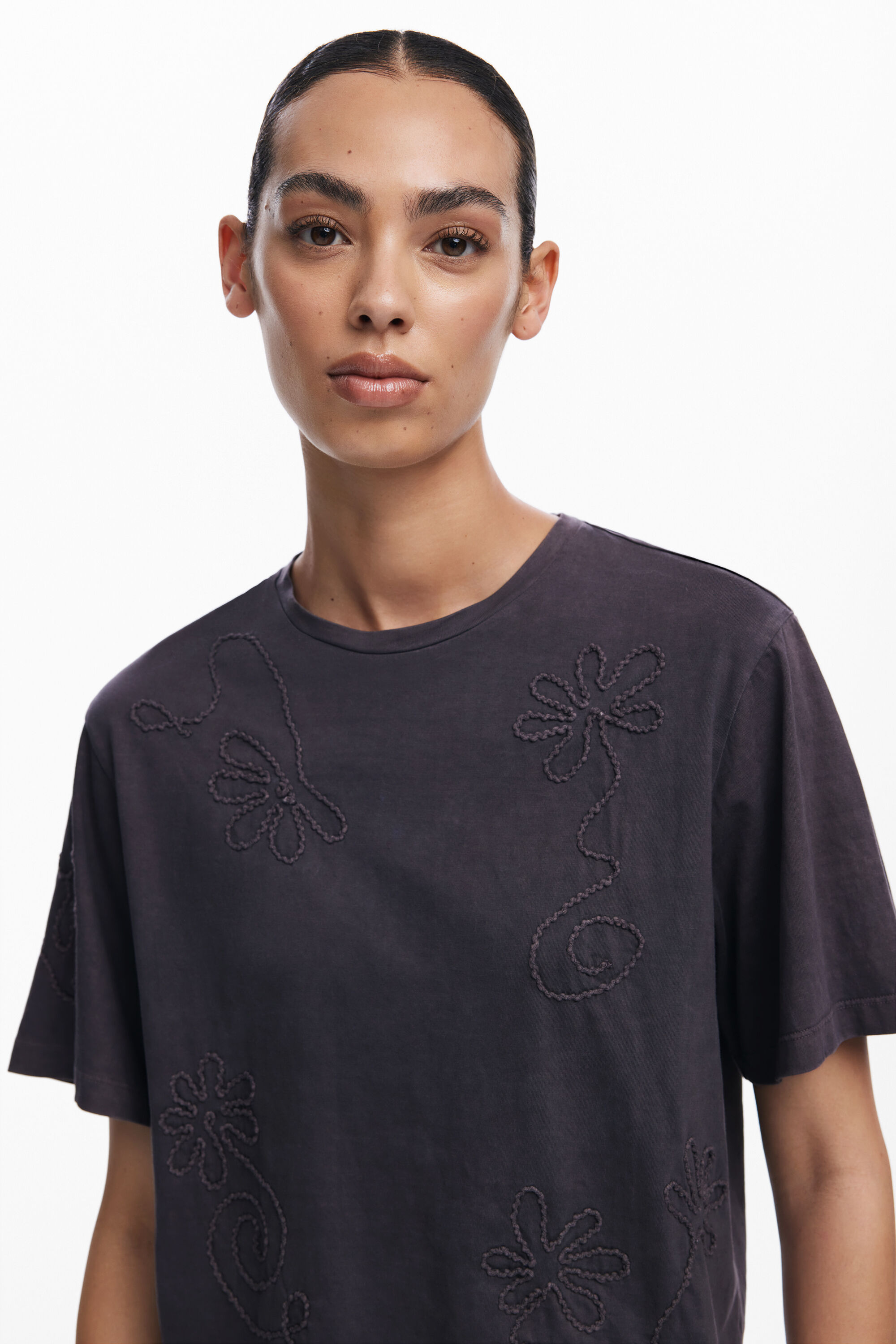 Camiseta flores bordadas