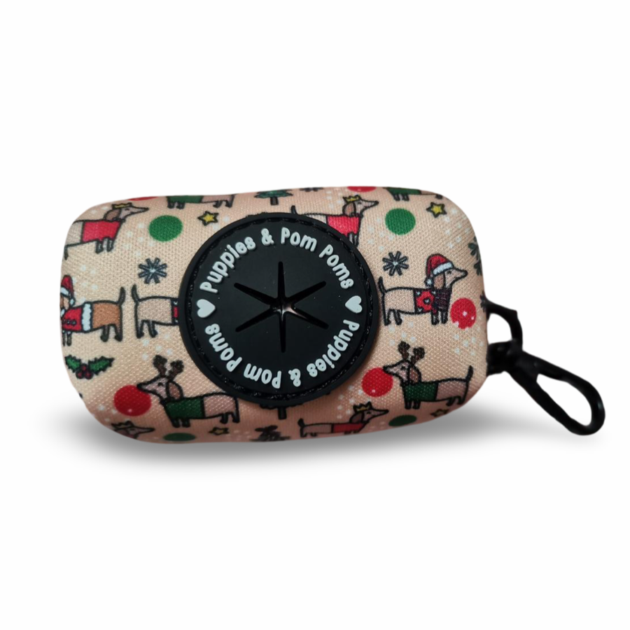 Porta-sacos de Natal para cães com estampa de filhotes e pompons em formato de dachshund.