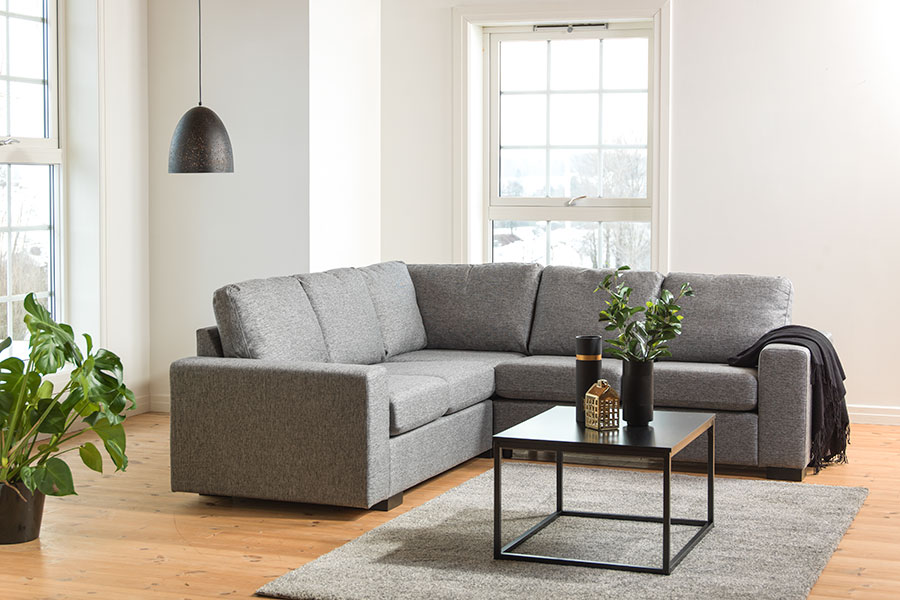 Max sofa 22 hjørnesofa i tekstil Rocco 281 mørk grå med sorte ben