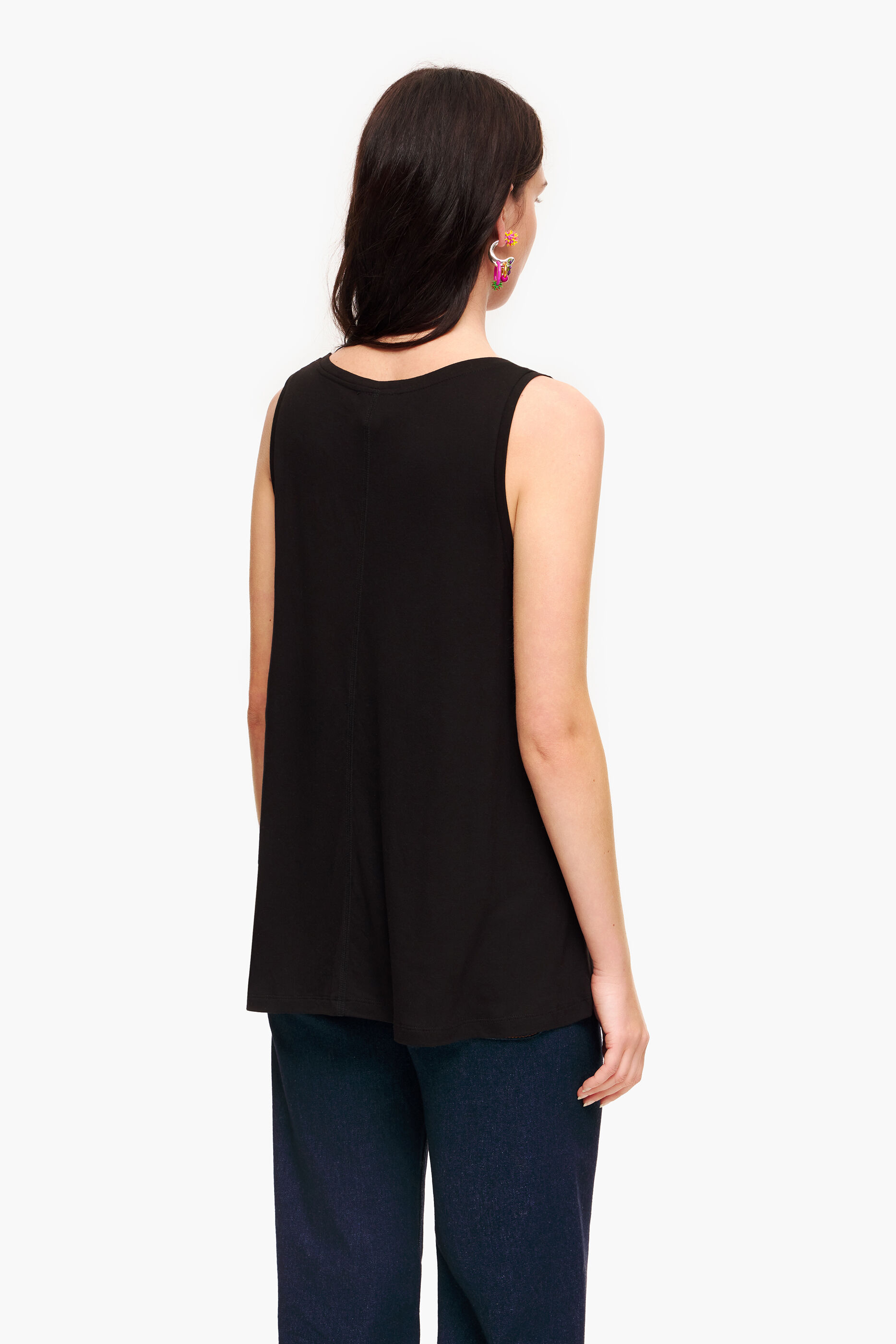 Camiseta preta fluida em formato A