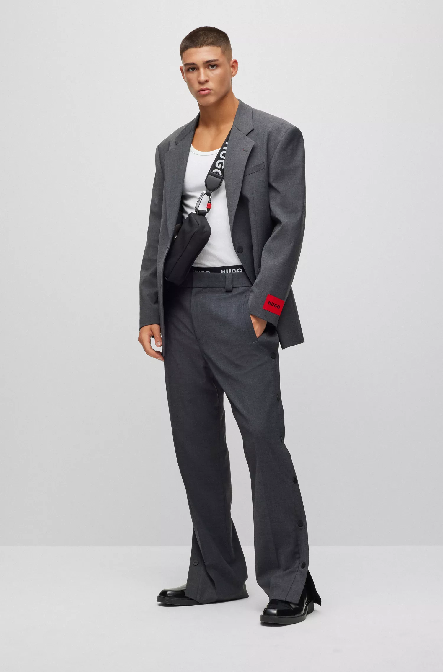 Jaqueta HUGO vermelha, modelagem oversized, em tecido elástico de alta performance.