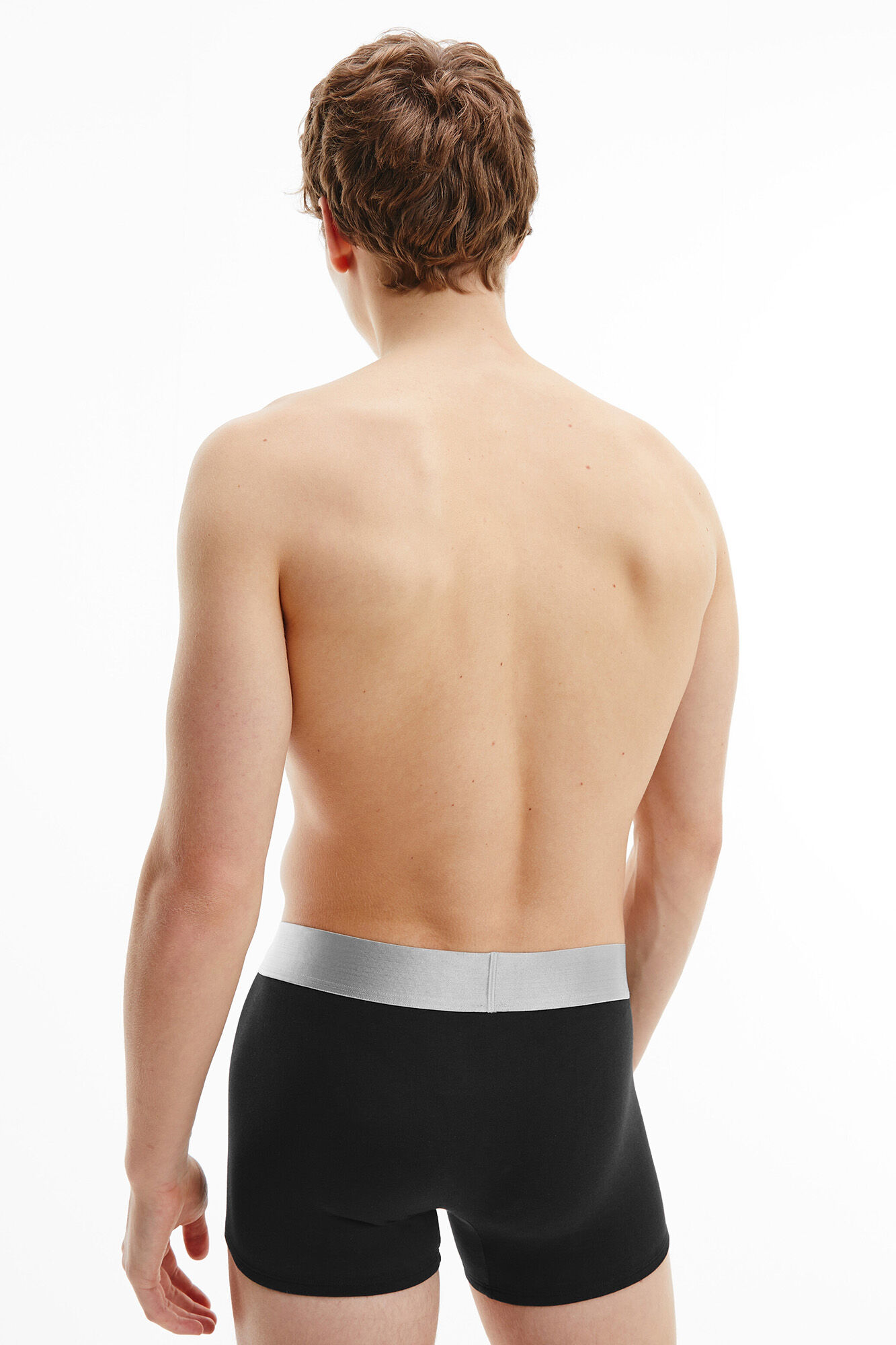 Pacote com 3 cuecas boxer com cós brilhante.