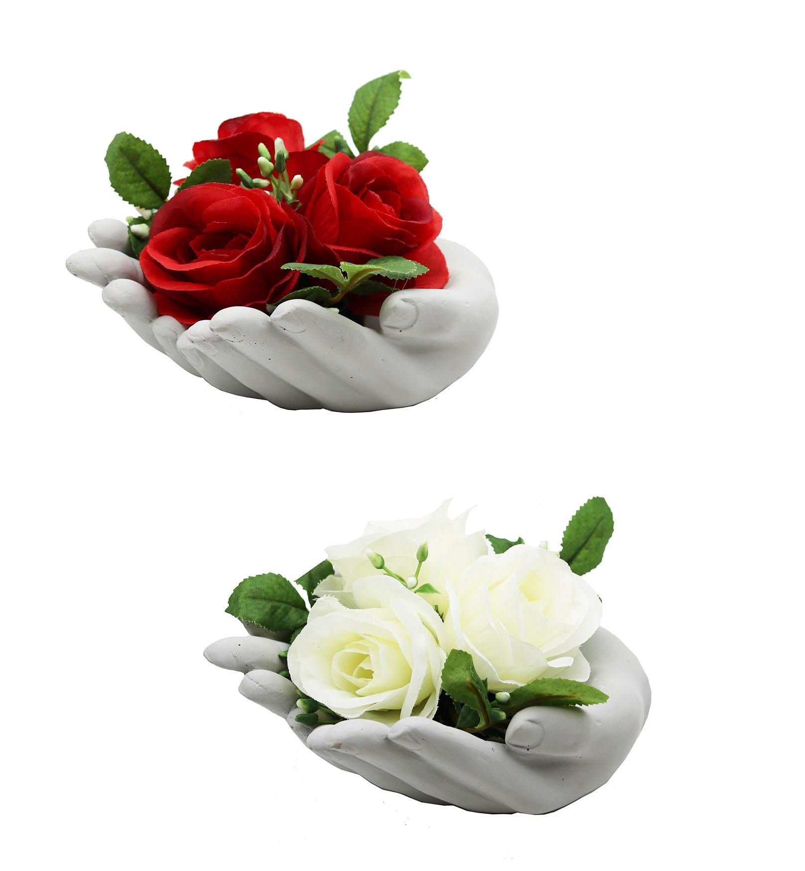 3 BOUTONS DE ROSES EN POT CIMENT MAINS JOINTES