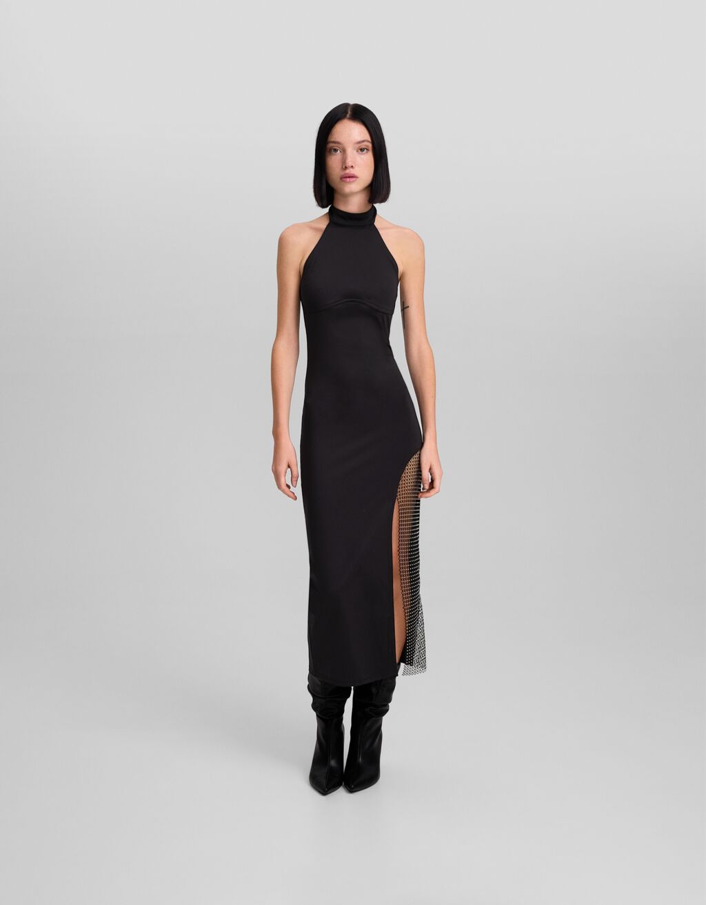 Vestido midi com decote halter e detalhes em strass.