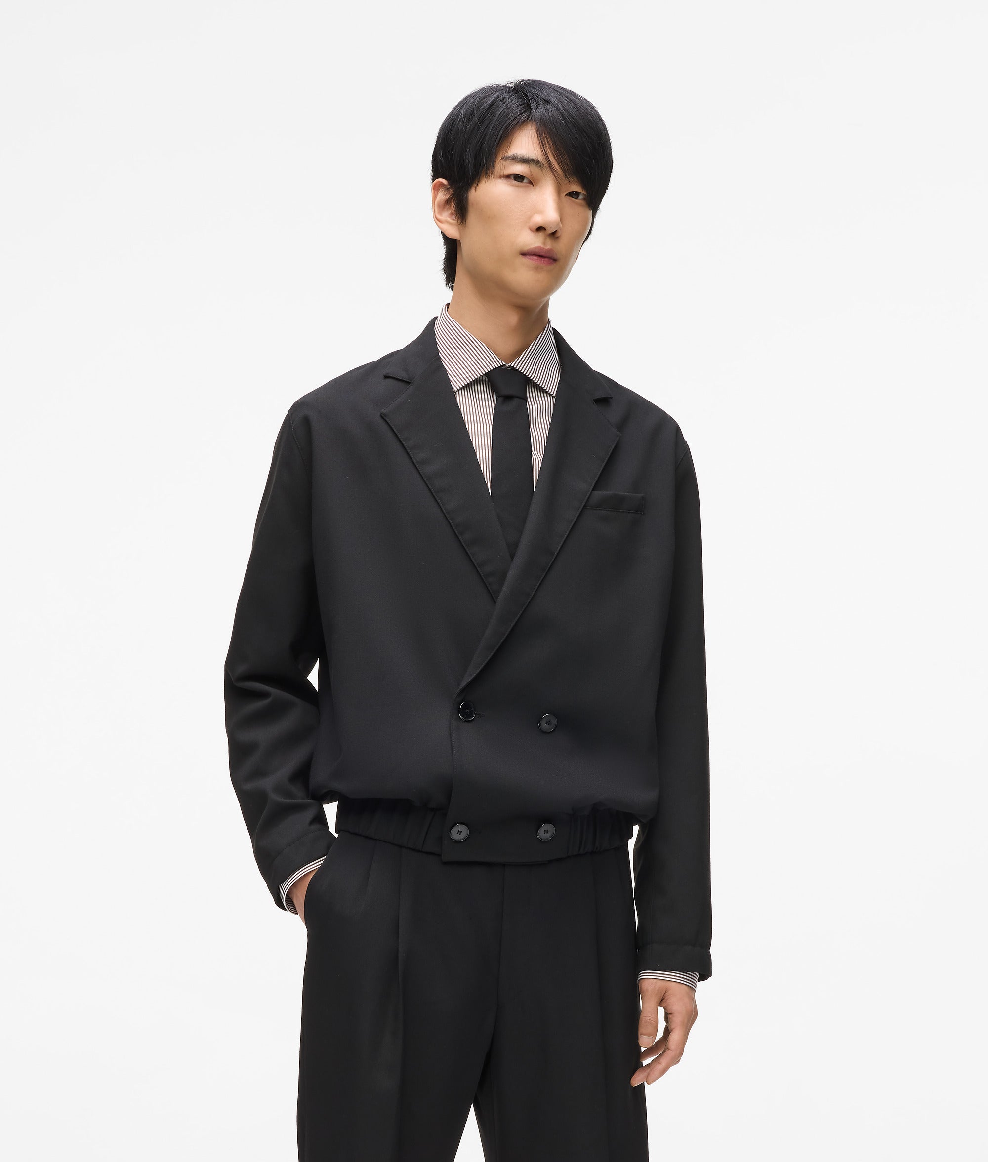 Korte blazer met dubbele rijen knopen
