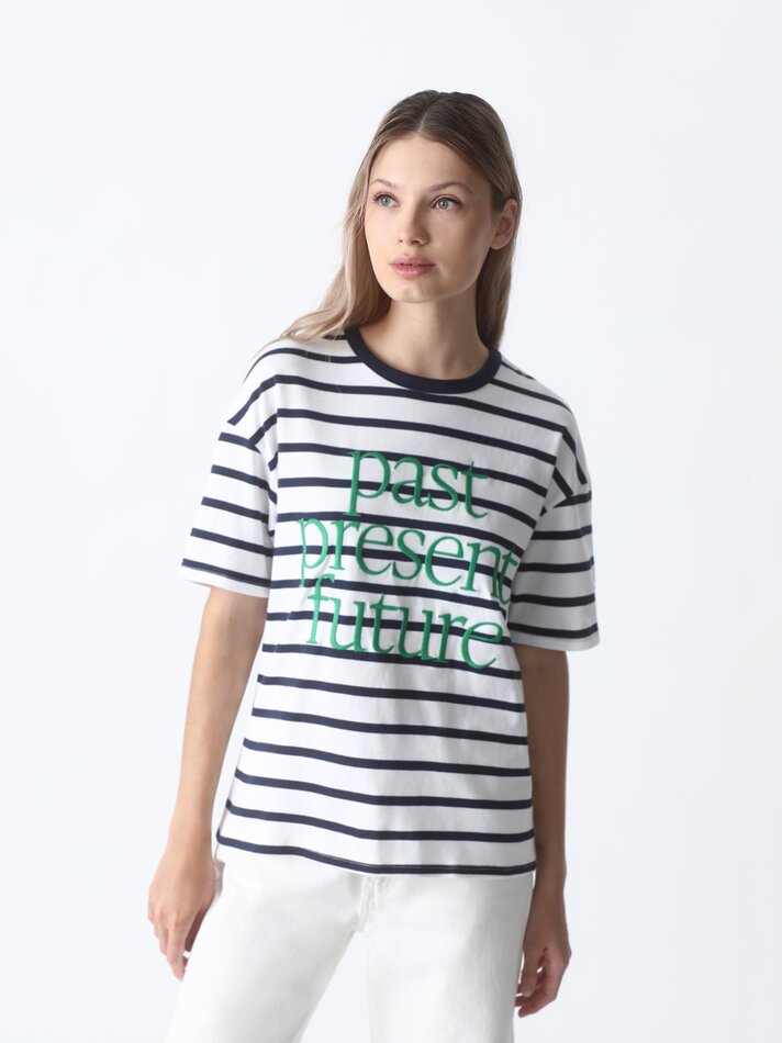 Camiseta listrada com bordado - Branca/azul marinho