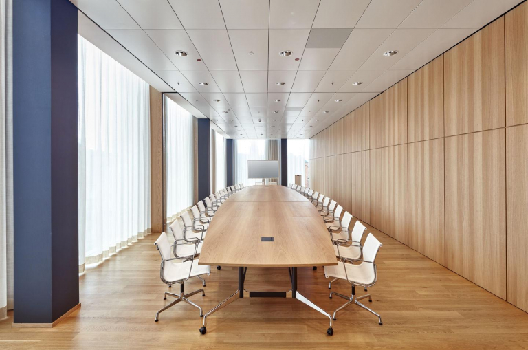 Vitra EA 104 stoel leder nero, onderstel verchroomd