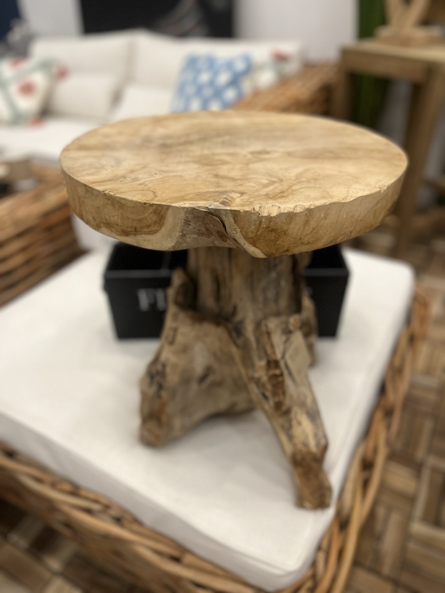Hocker 'Primitive' aus Wurzelholz, Ø 40 cm, H 45 cm von fischer's lagerhaus