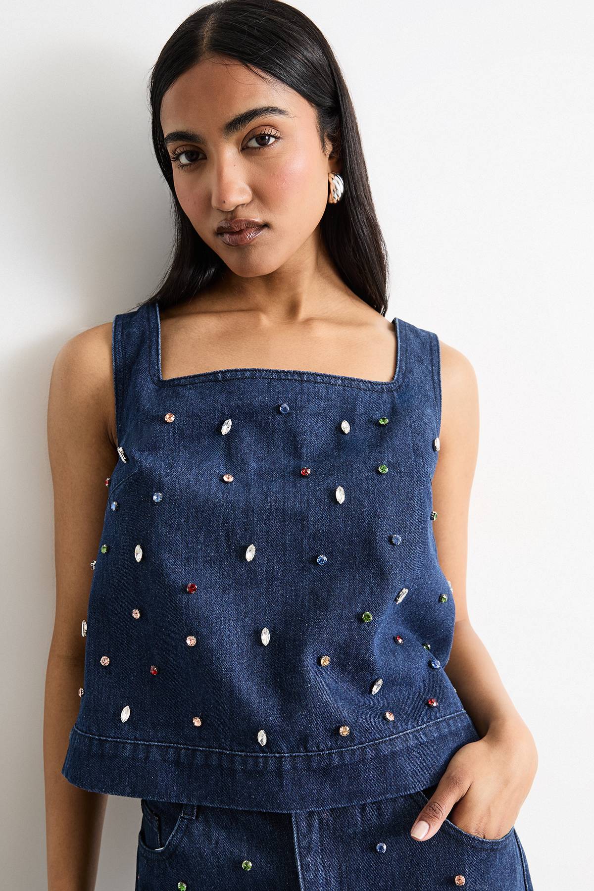 Warehouse Haut en Denim à Encolure Carrée Orné de Strass Thermocollants
