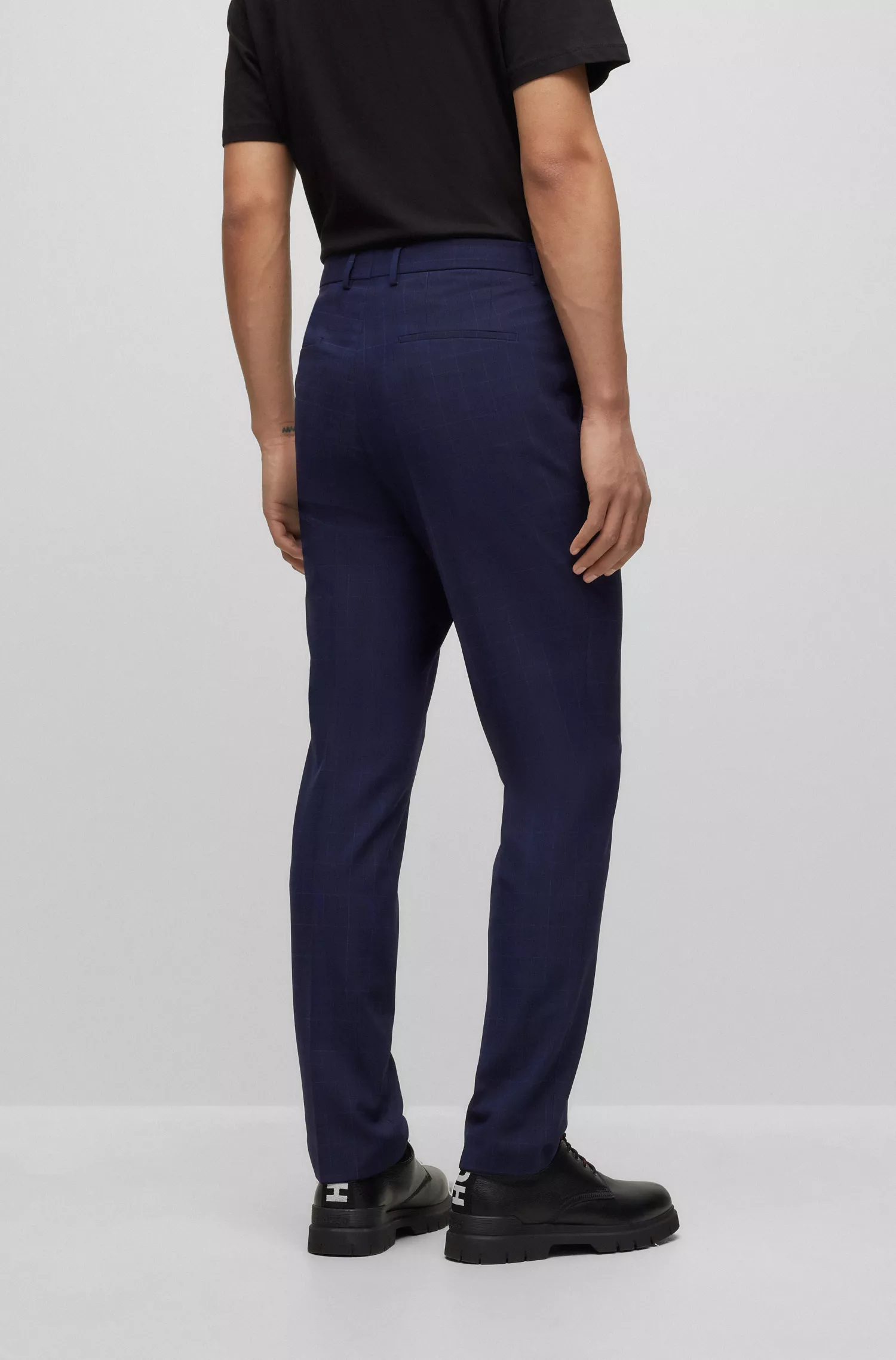 Terno HUGO vermelho de três peças, corte slim, em tecido elástico xadrez.
