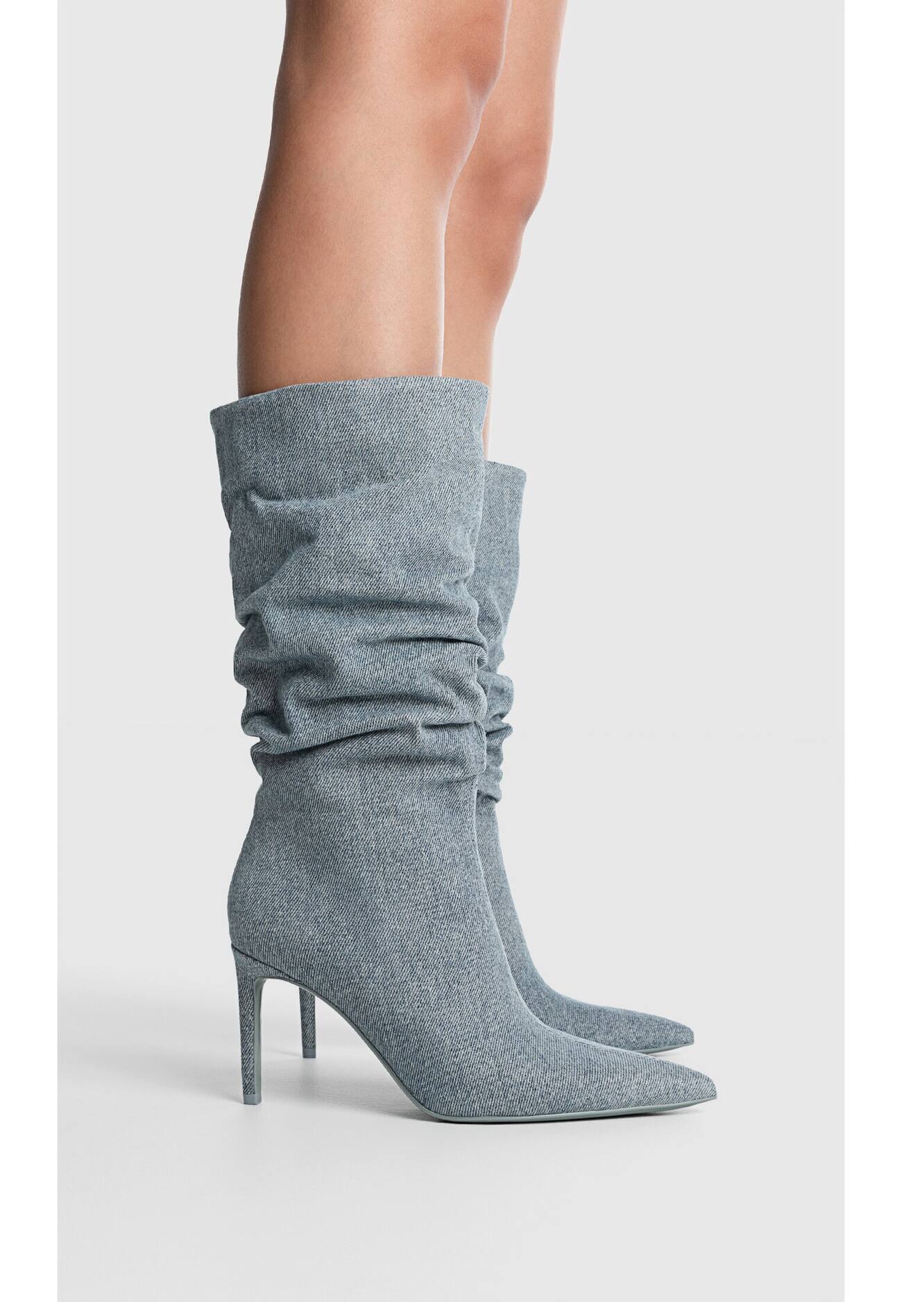 Botas de salto alto em jeans folgadas
