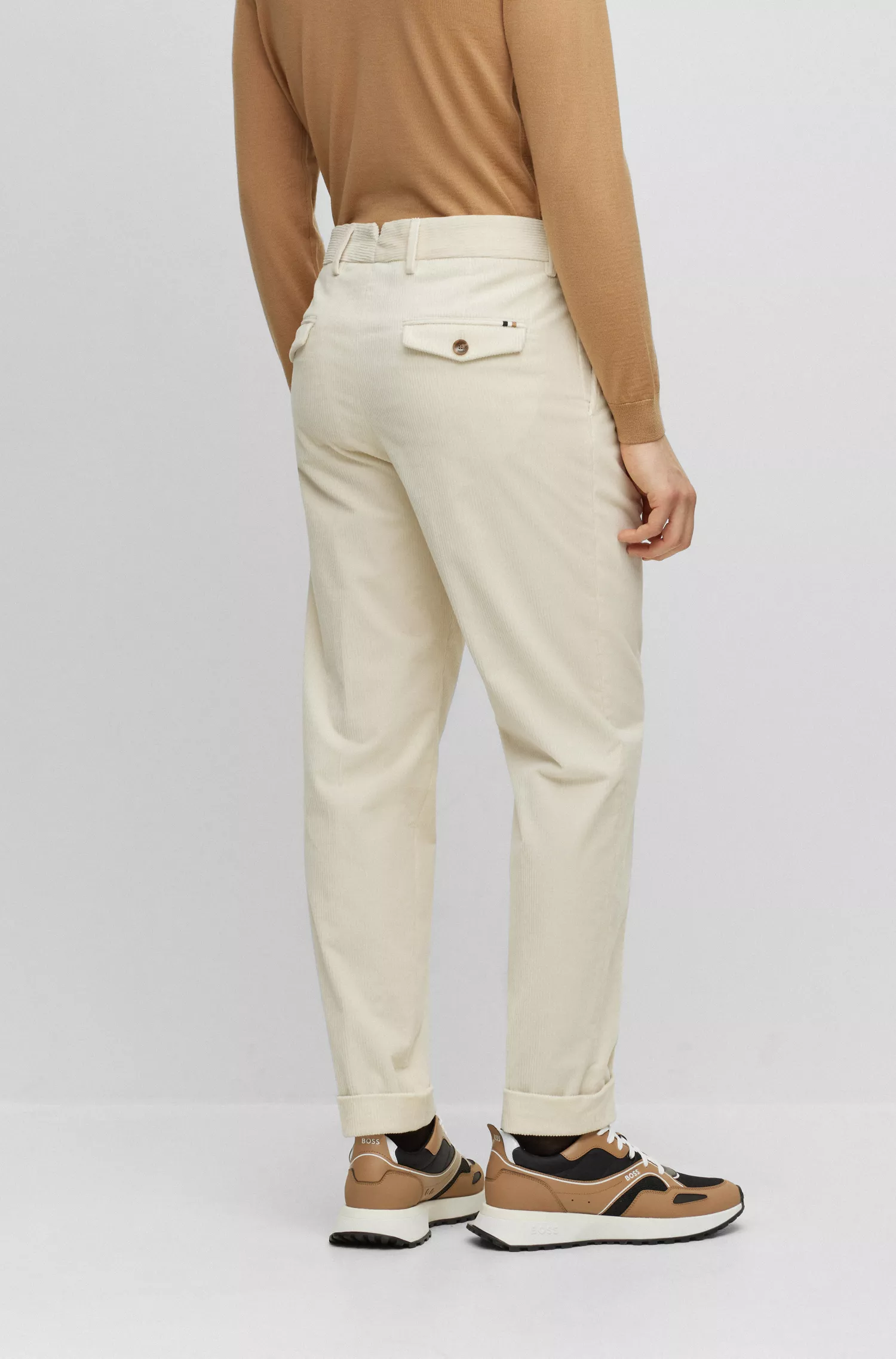 Calça BOSS preta de corte relaxado em veludo cotelê de algodão elástico.