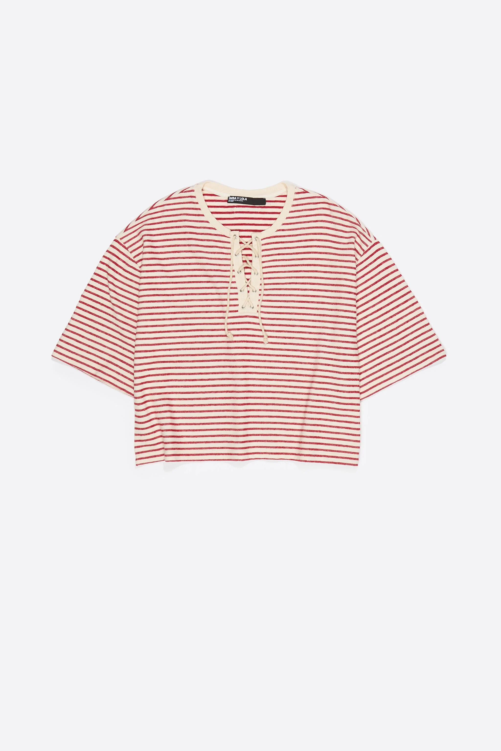 Camiseta vermelha listrada com gola redonda ajustável
