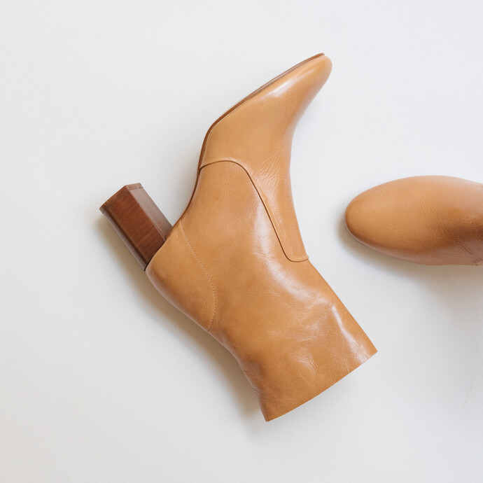Boots à talons et bouts ronds avec coutures apparentes  cuir brillant cannelle