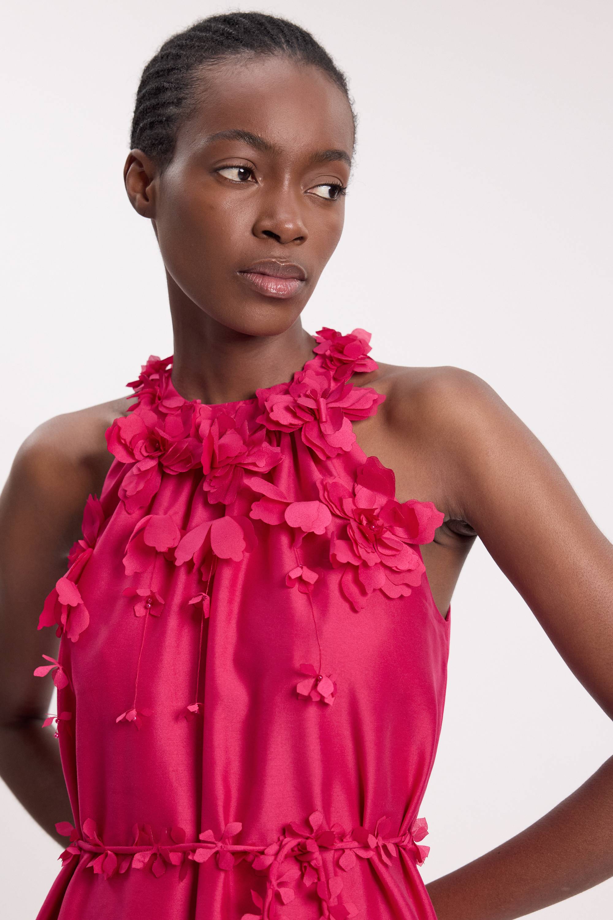 KarenMillen Robe Longue À Encolure Américaine Avec Appliqués Floraux Et Jupe À Volants Étagés