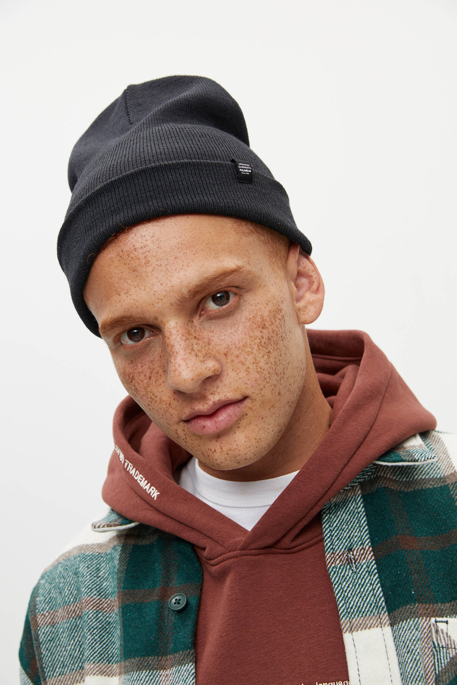 PACOTE COM 2 GORROS DE TRICÔ BÁSICOS - PRETO/BRANCO