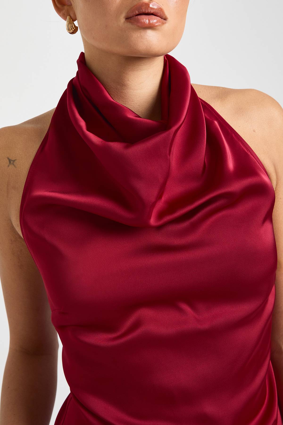 boohoo Haut En Satin À Col Bénitier Et Ourlet Asymétrique