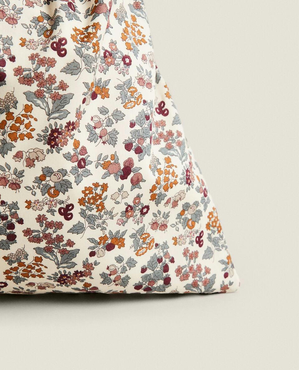 Sacola para roupas infantis em tecido com estampa floral