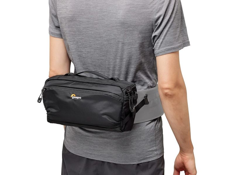 Lowepro Kamera-Tasche ProTactic Lite SLX 120 AW III Robuste, kompakte Umhänge-/Schultertasche für spiegellose Vollformatkamera mit 70-200 mm F/2.8 Objektiv