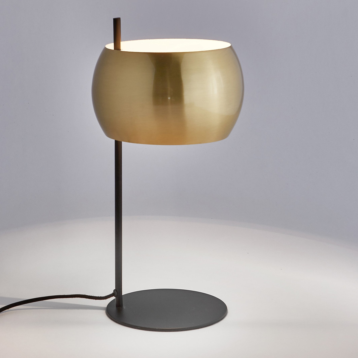 LA REDOUTE INTERIEURS<br>Candeeiro de mesa preto em ferro e latão, Elori