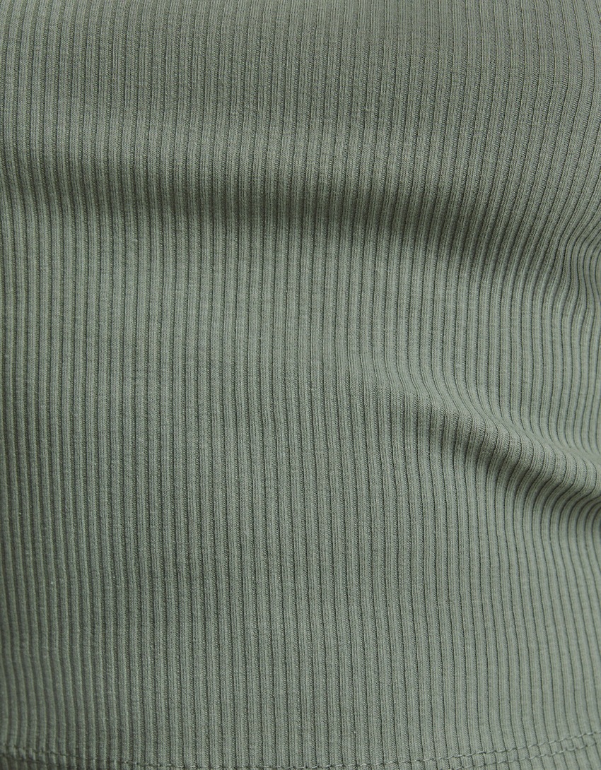Camiseta canelada sem mangas