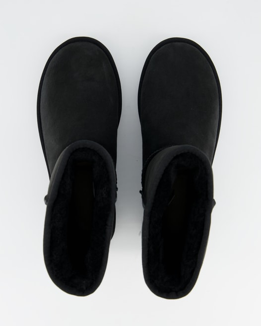 UGG Classic Short Winterschuhe in Schwarz