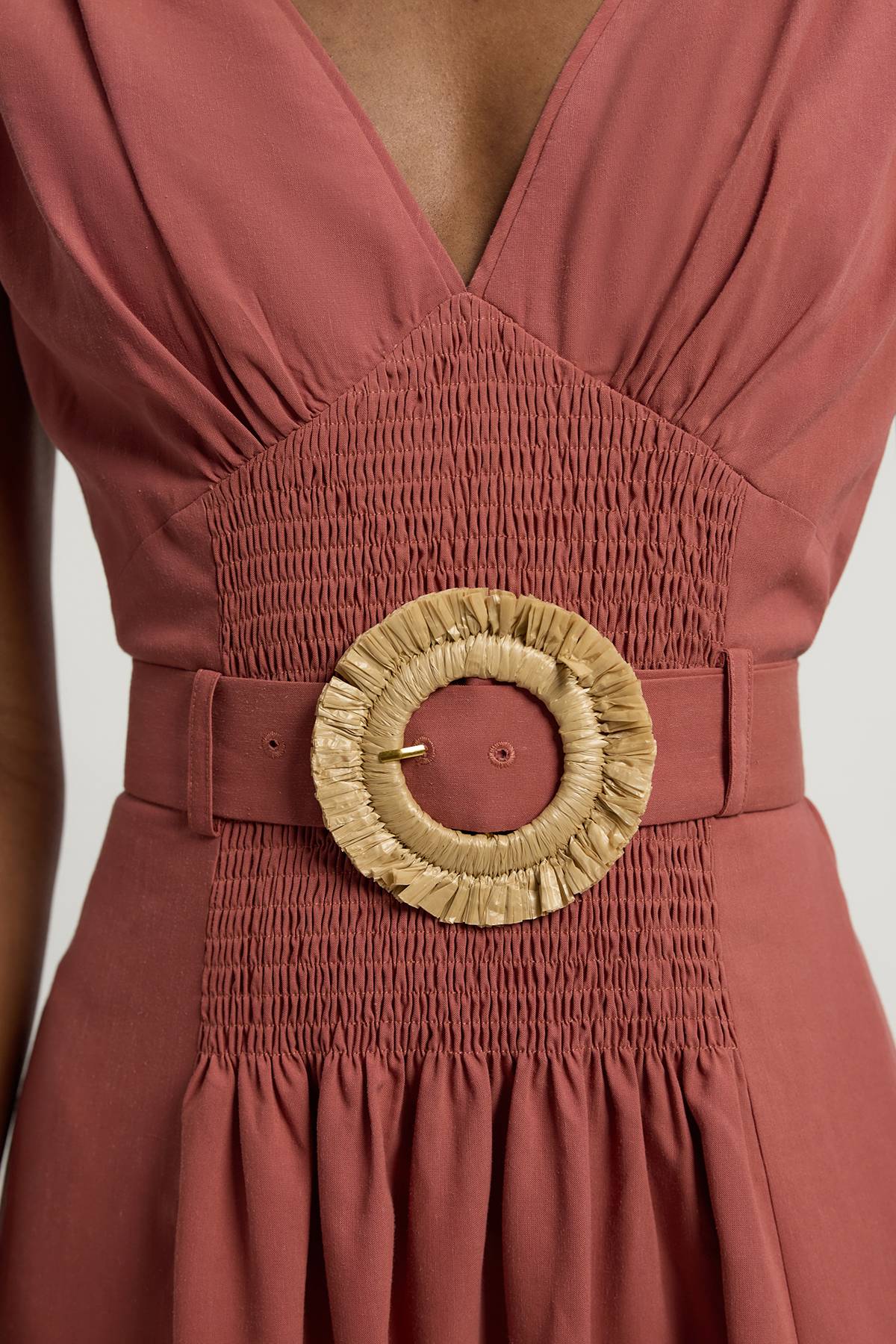 KarenMillen Robe Maxi Tissée Petite À Encolure En V Froncée Avec Ceinture À Détail Boucle