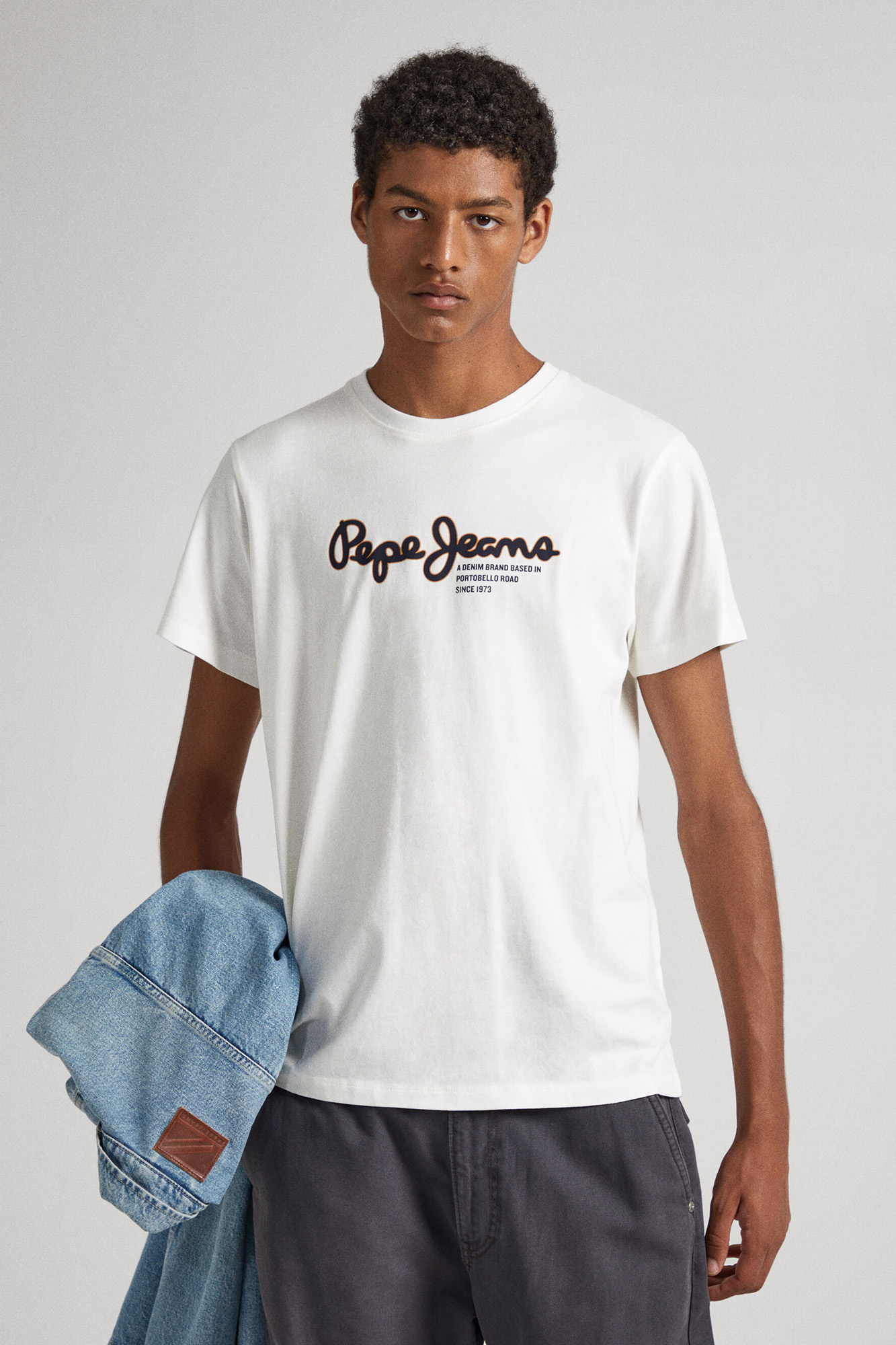 estampa de logotipo em camiseta