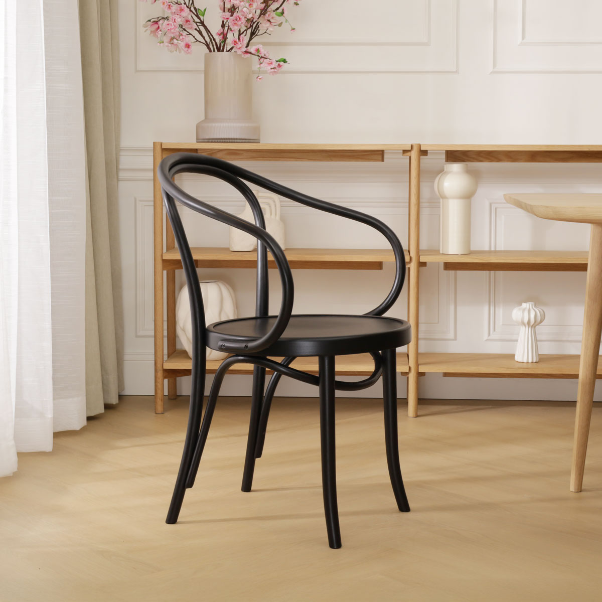 Houten eetkamerstoel met armleuningen Venice No. 9 zwart