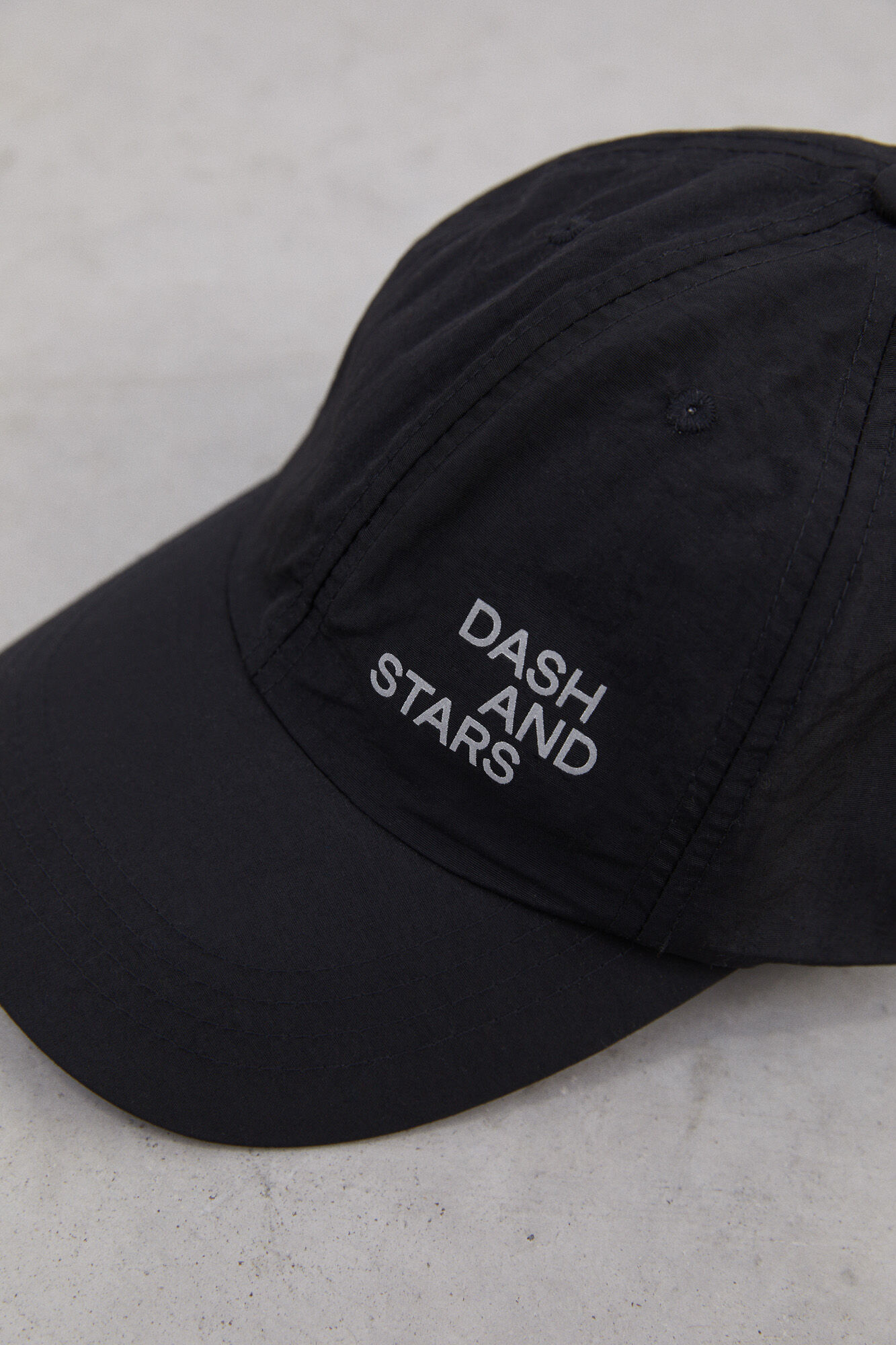 Boné técnico preto com logotipo refletivo