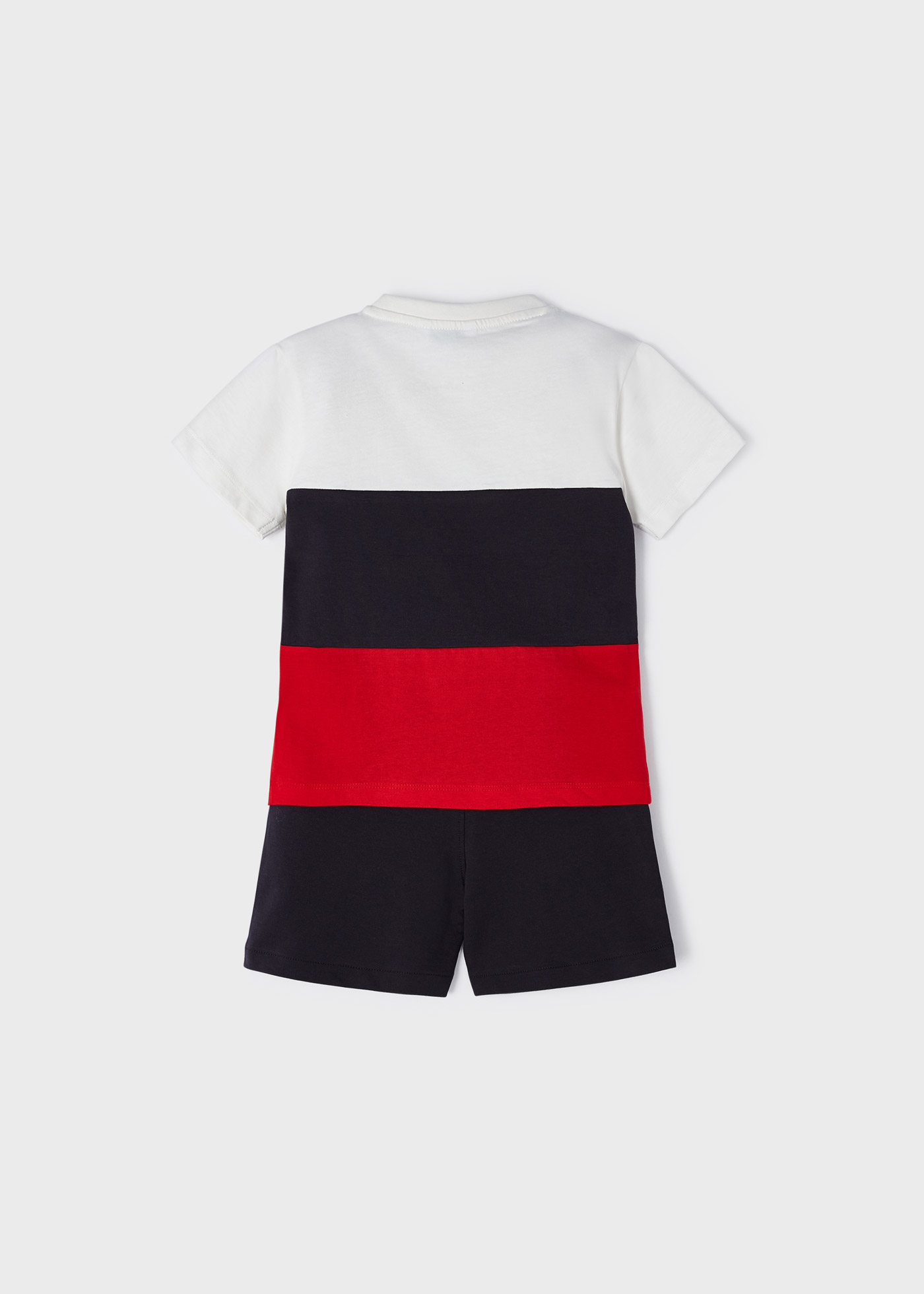Conjunto infantil masculino com estampa em algodão sustentável.