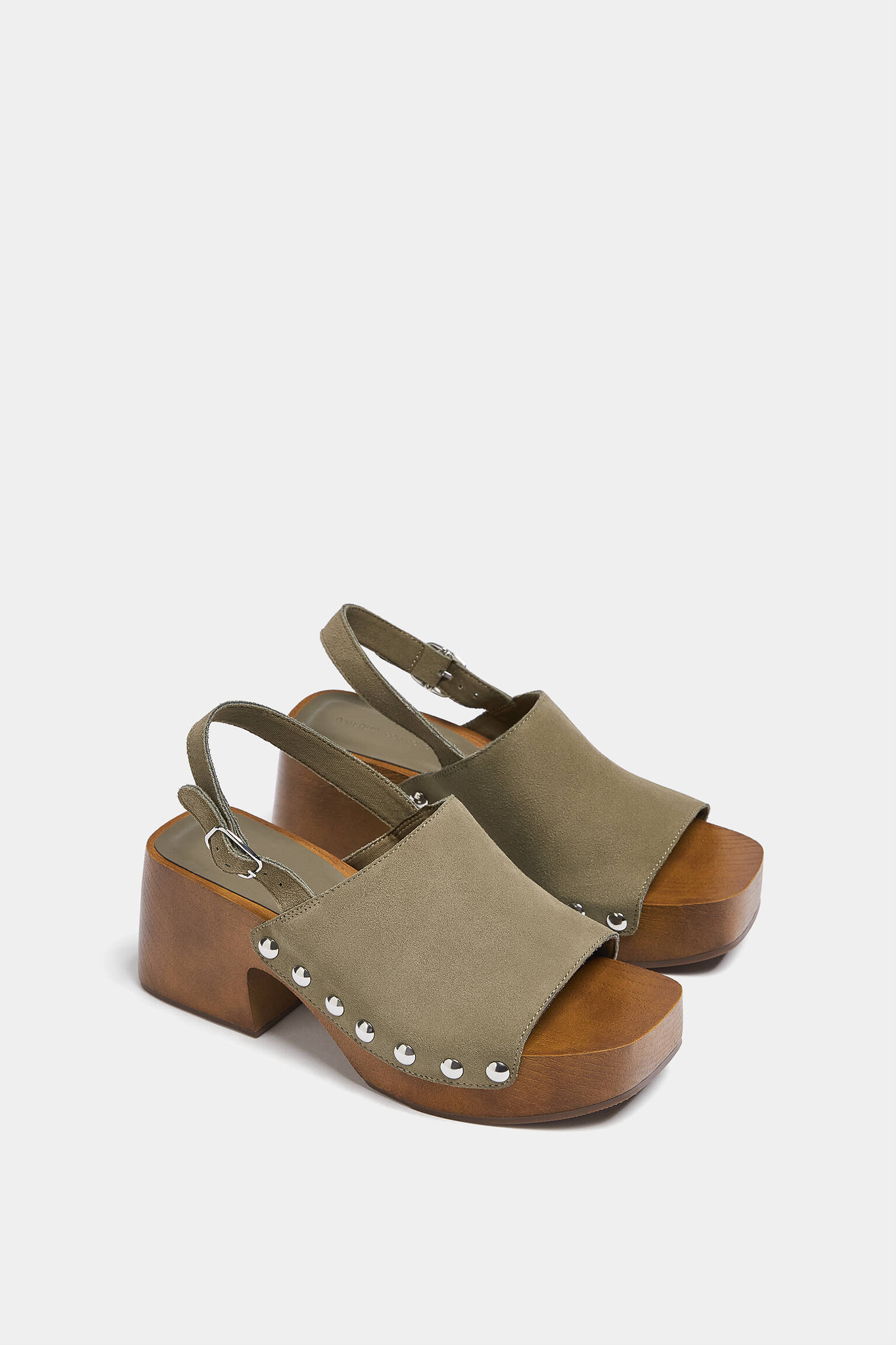 Cunha de madeira com tachas - Taupe
