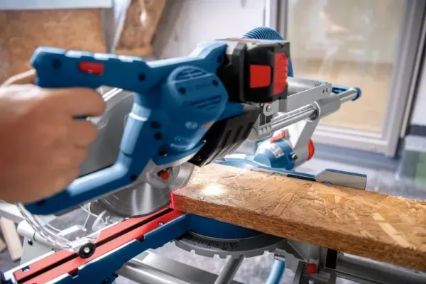 Bosch KAP-/GERINGSSAV GCM 18V-216 D SOLO - SOLO
