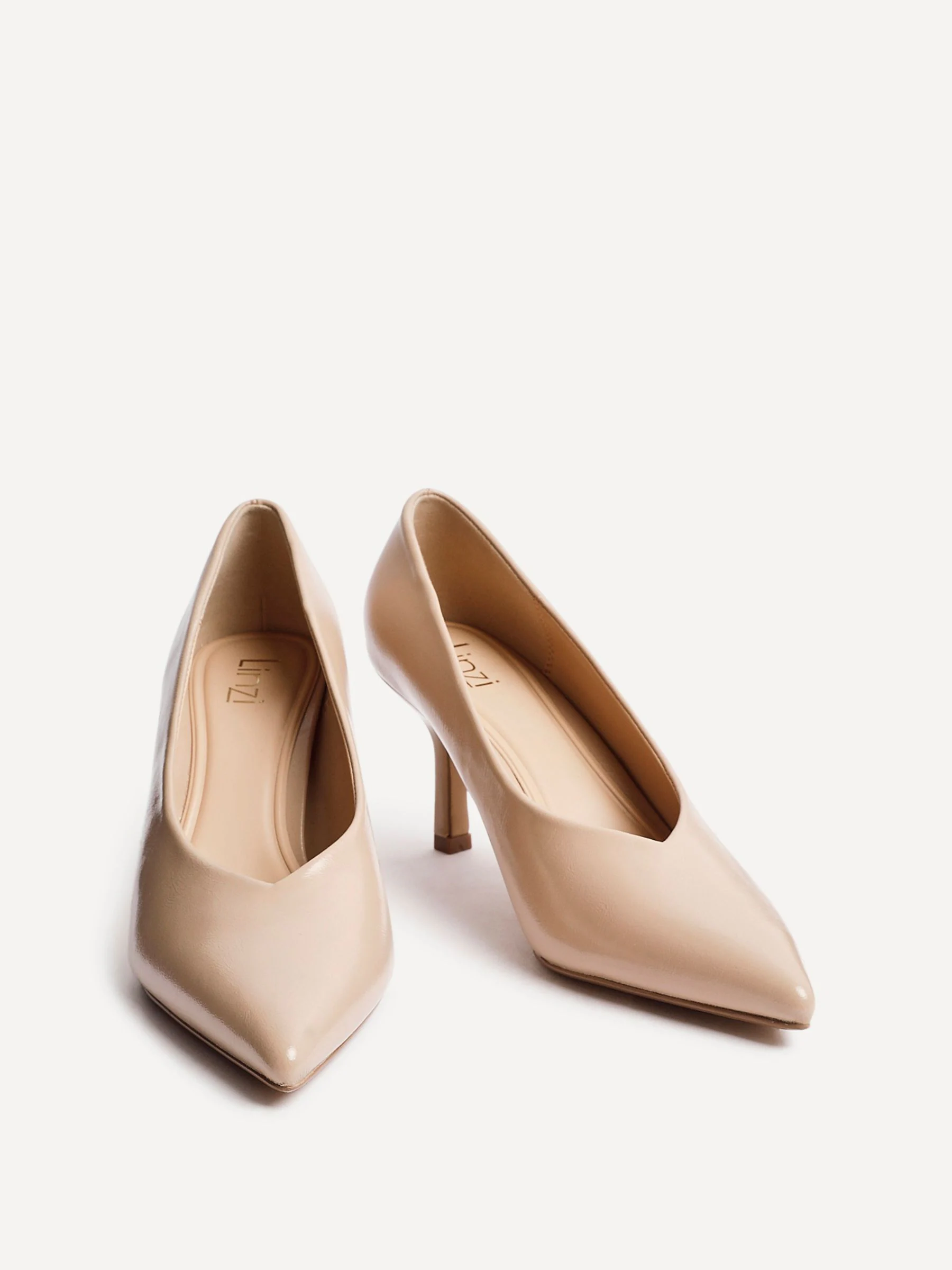 Licht beige - Linzi Bellamy V-Shaped Closed Toe Court Heels