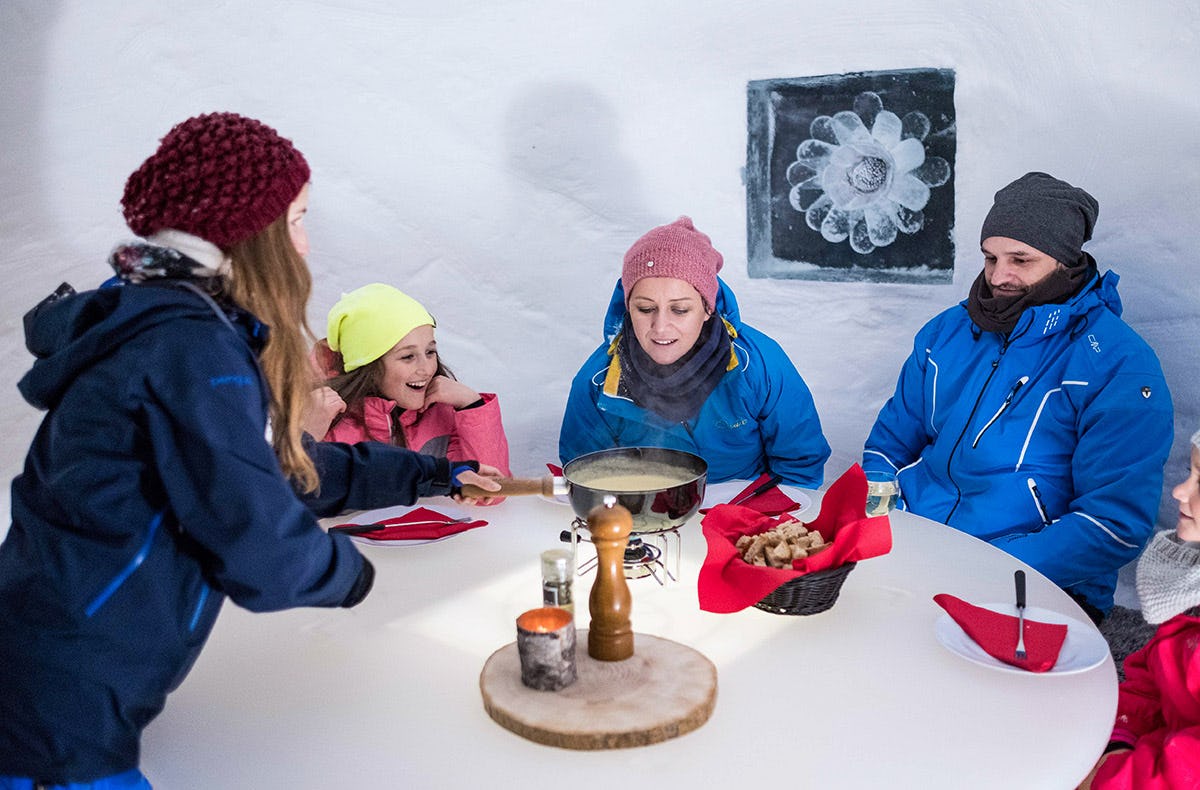 Fondue im Iglu Gstaad