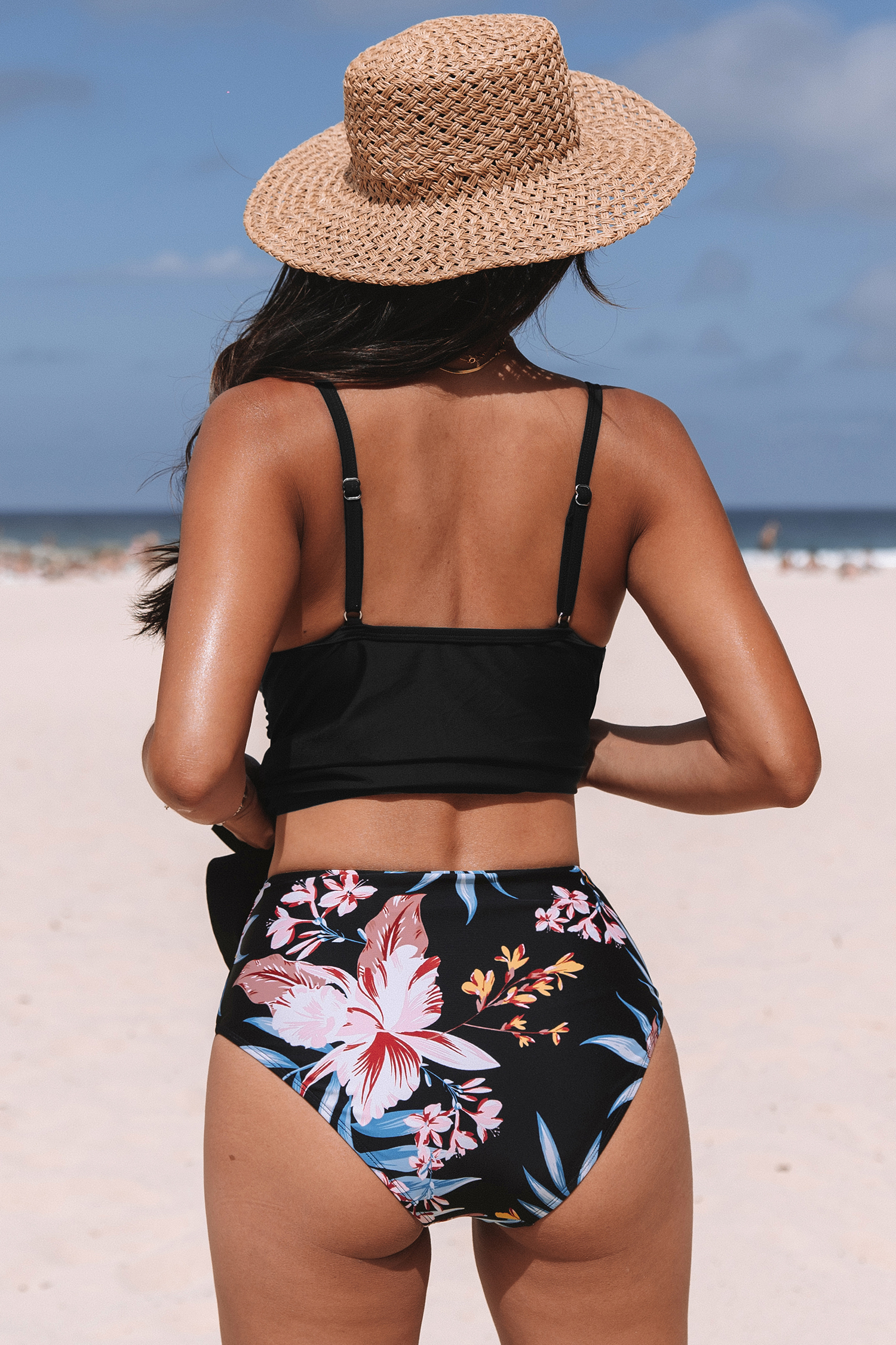 Tankini à volants noir chic et bas floral rétro