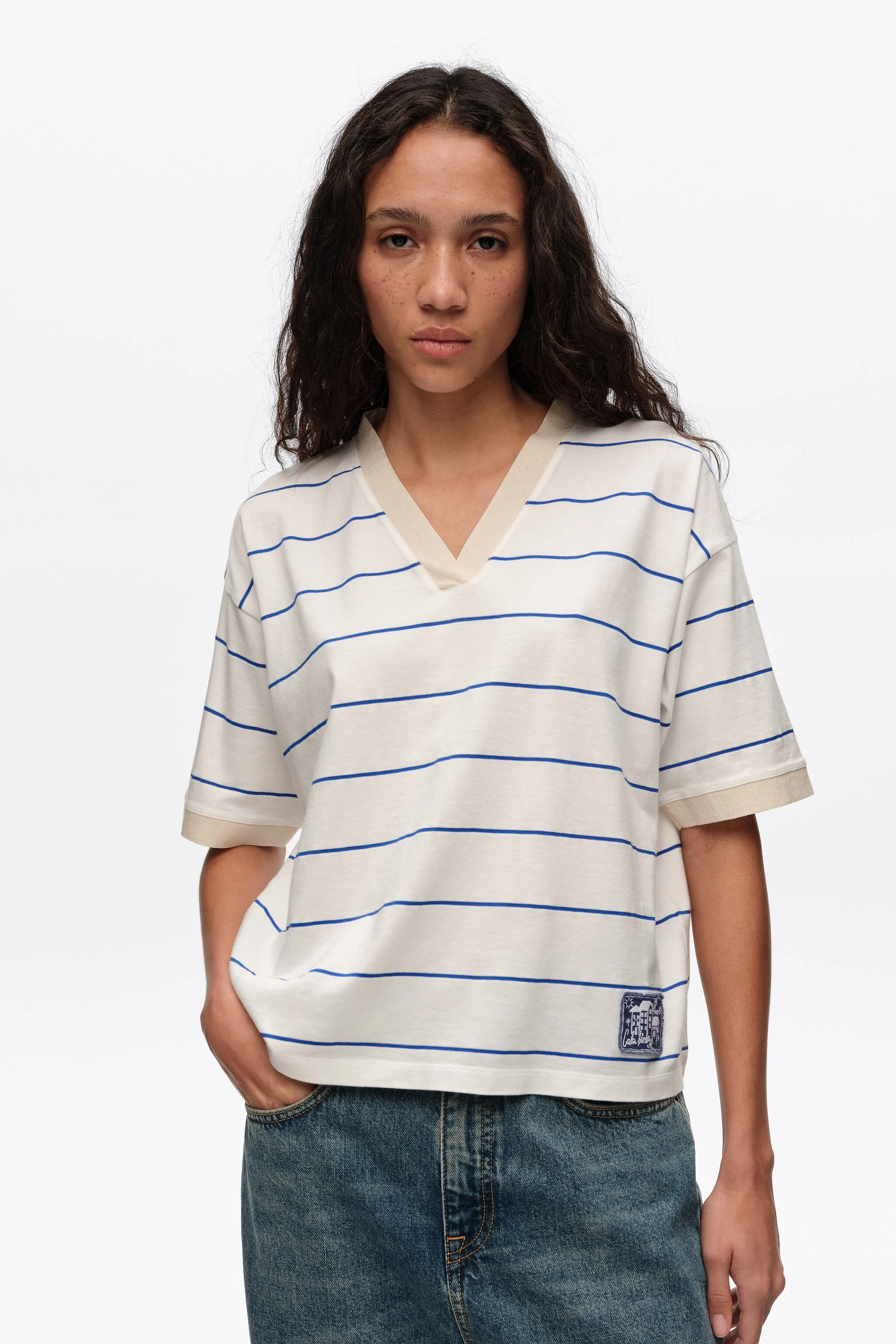Camiseta branca listrada de algodão com alças finas