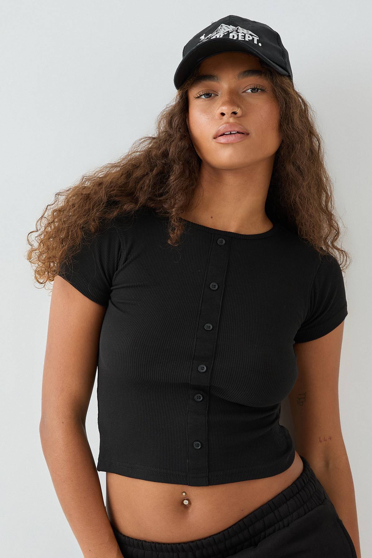Haut Ajusté à Côtes avec Broderie Script Carrée DSGN Studio et Fermeture Boutonnée