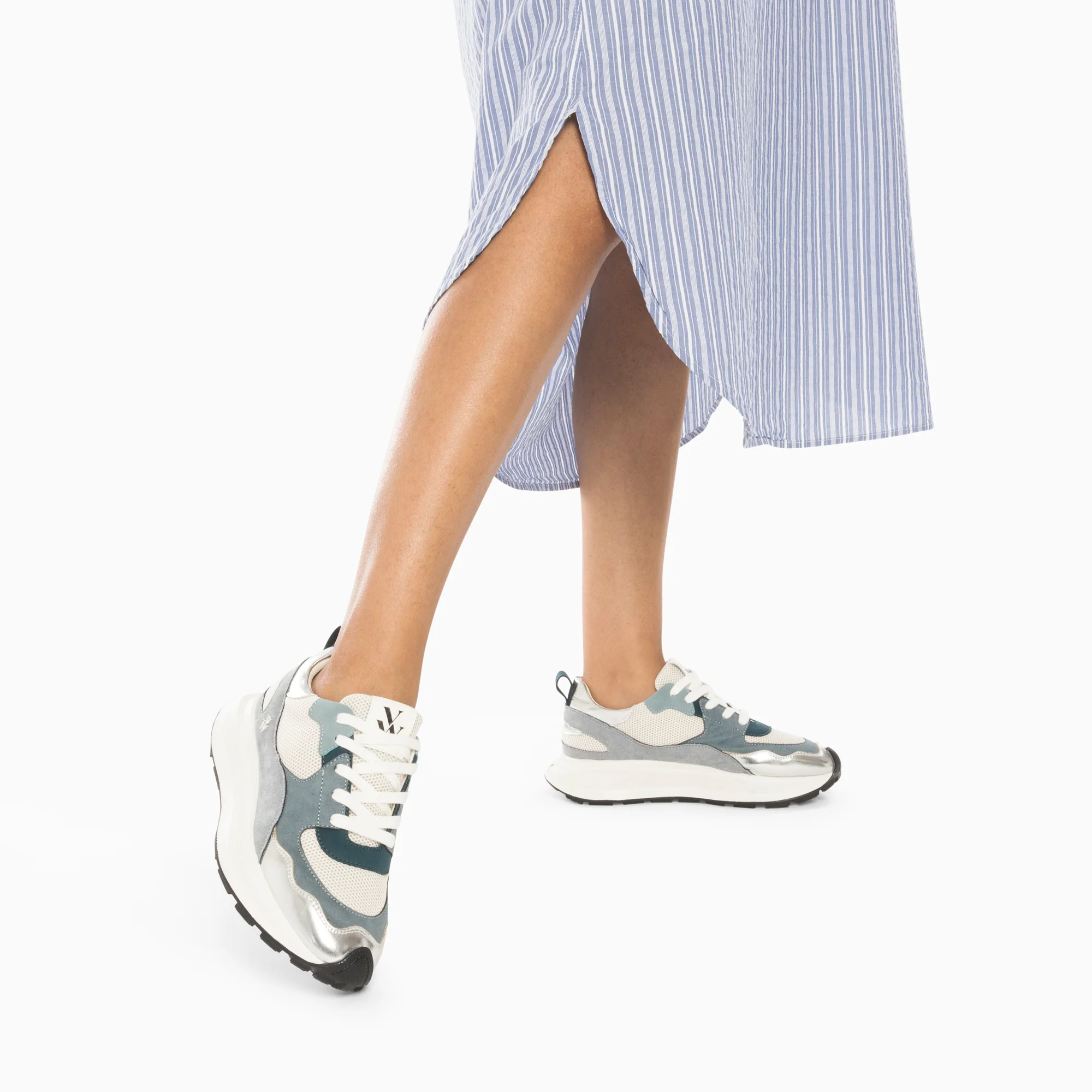Sneakers-Baskets Alice bleu et argent à semelle oversize