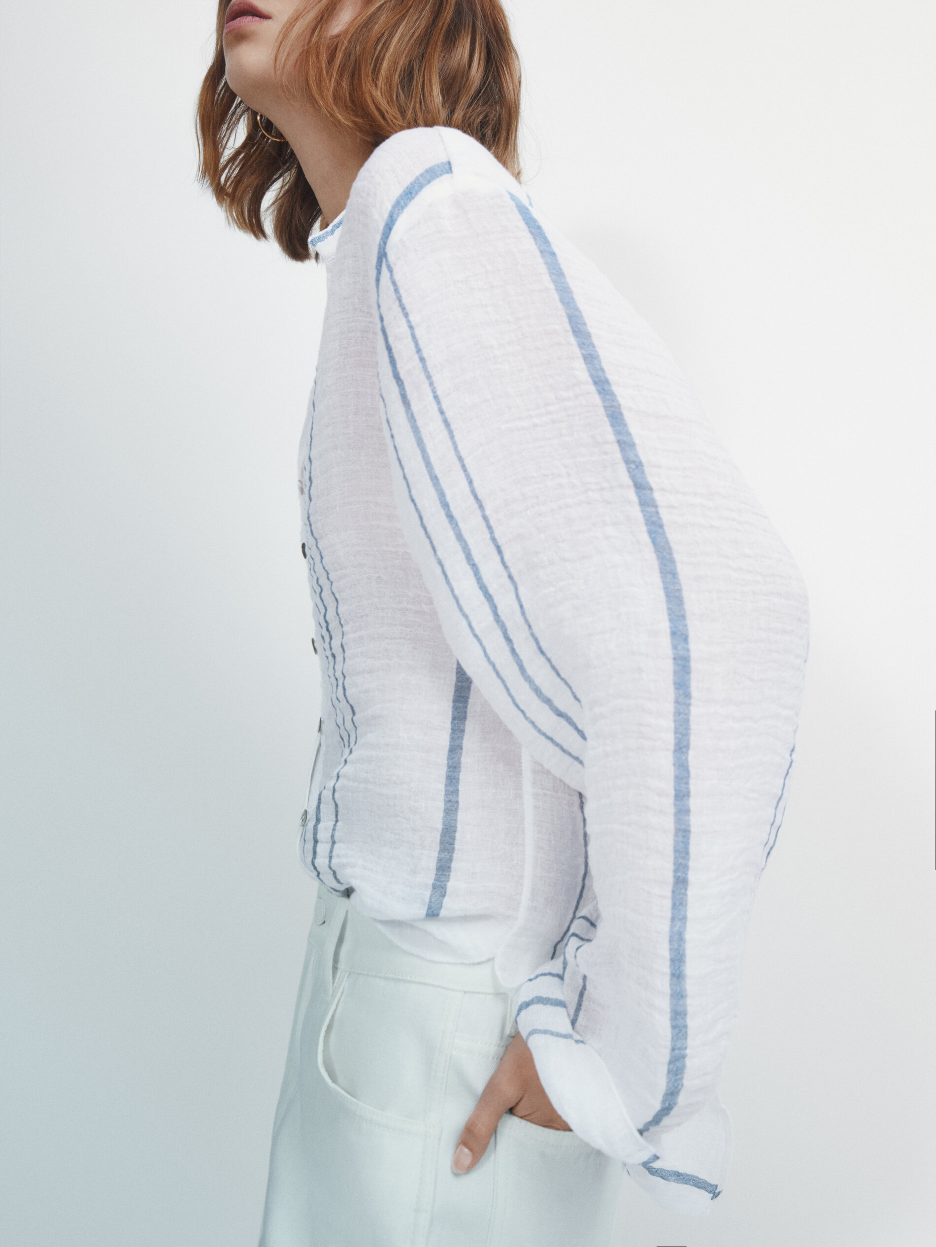 Camisa listrada, mistura de linho, com estampa em relevo - BRANCA