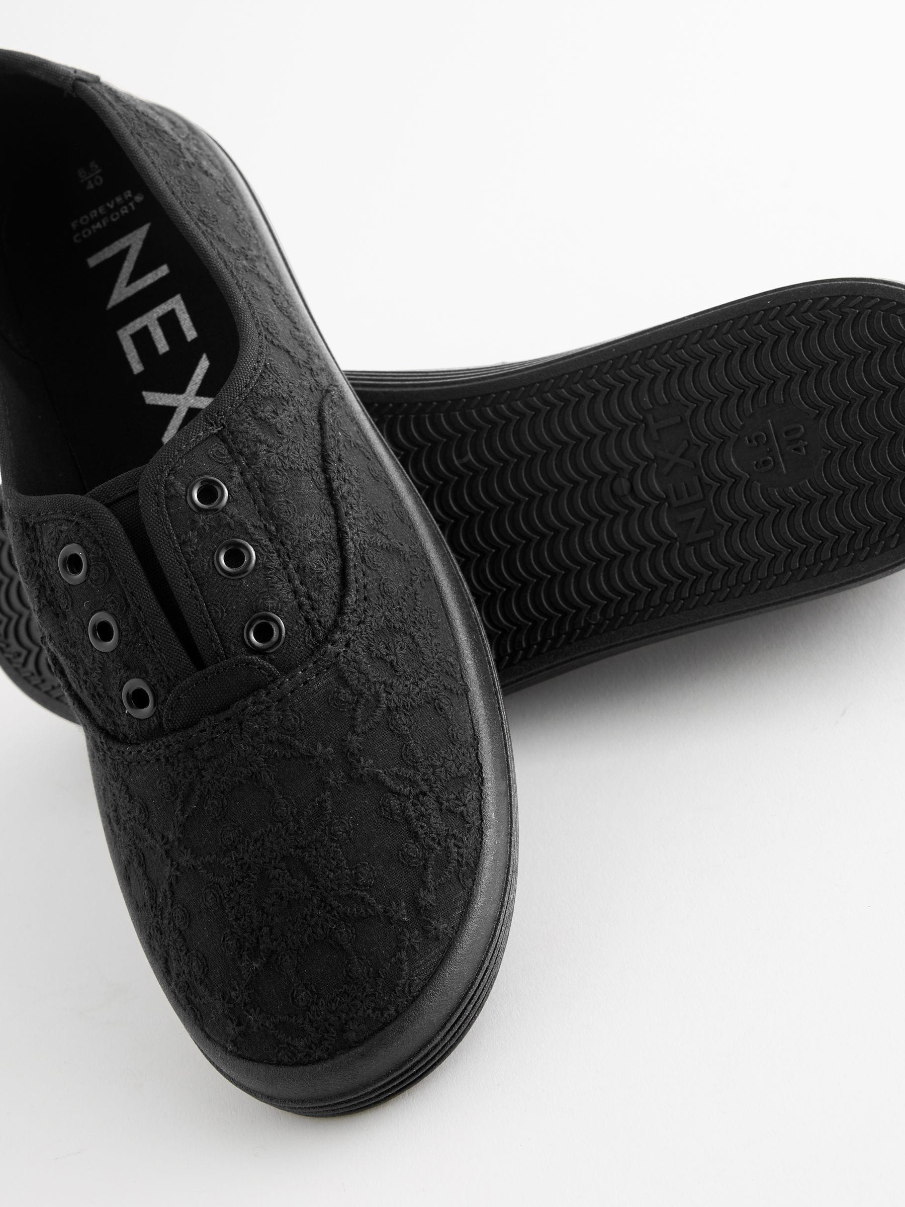 Zwart - Geborduurde veterloze canvas instapsneakers