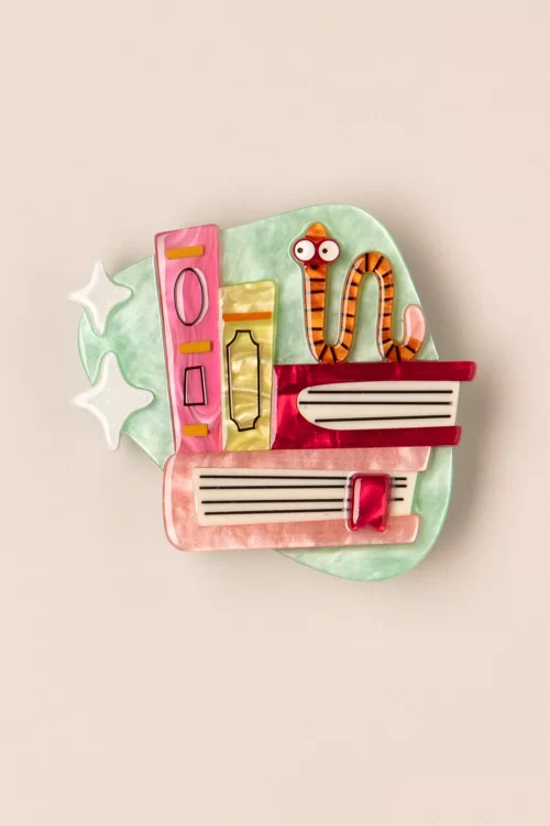 Erstwilder Barb the Bookwurm broche