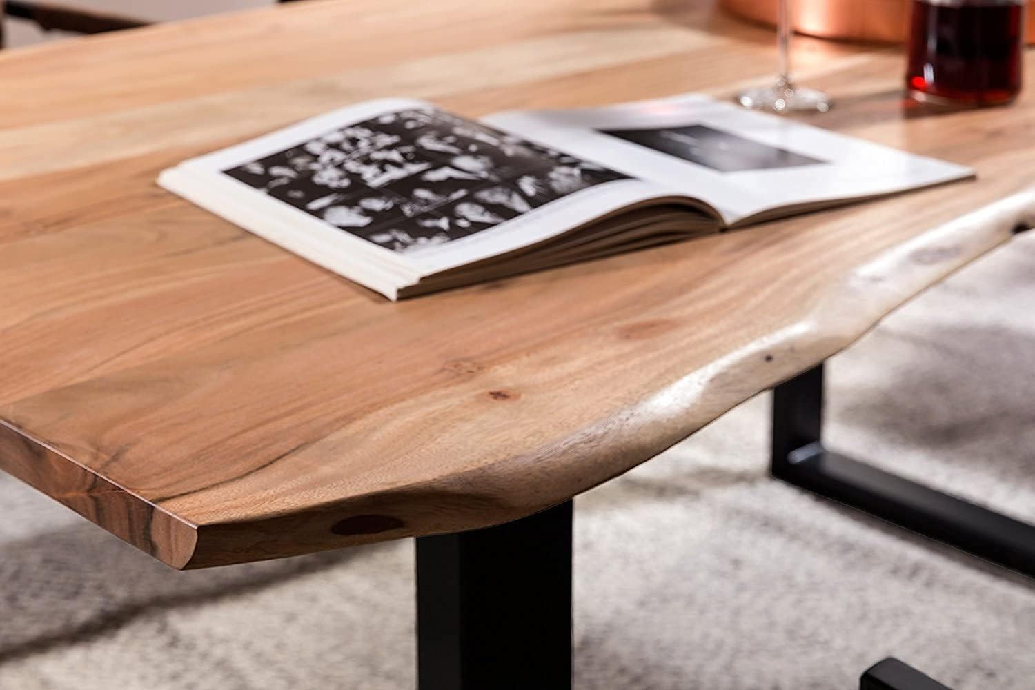 SAM Baumkantentisch 140x80 cm Quarto, Akazienholz massiv + naturfarben, Esstisch mit schwarzem U-Gestell, Esszimmertisch/Holztisch Industrial-Design, Tischplatte 26 mm