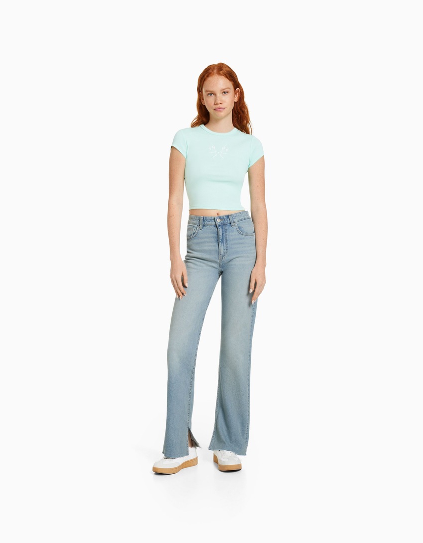 Calça jeans reta confortável com fenda lateral
