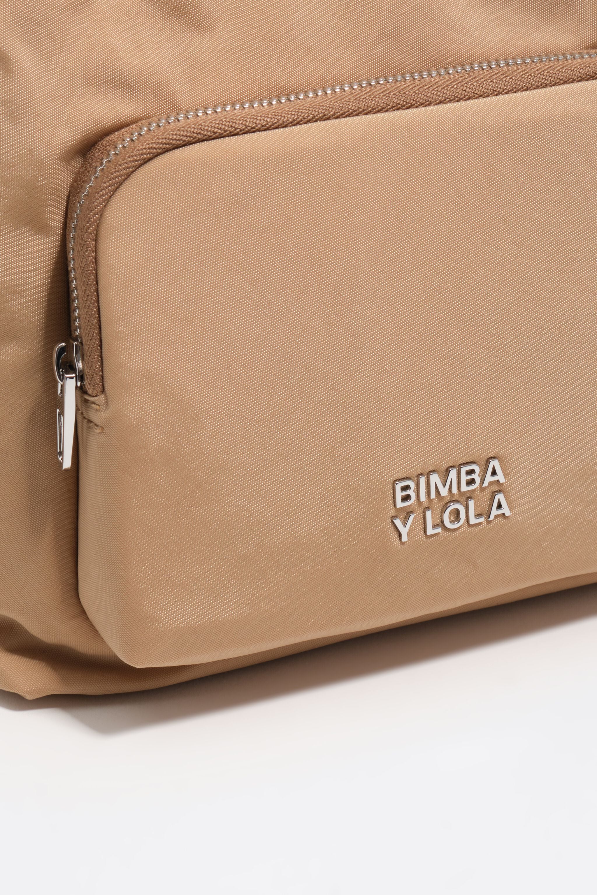 Bolsa transversal pequena de nylon cor camelo com bolso.