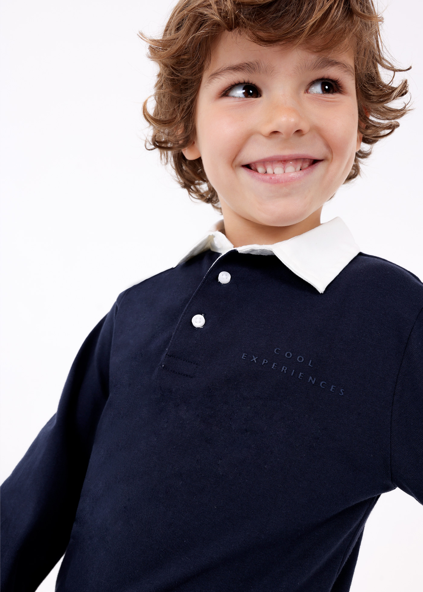 Camisa polo infantil Better Cotton com gola contrastante.
