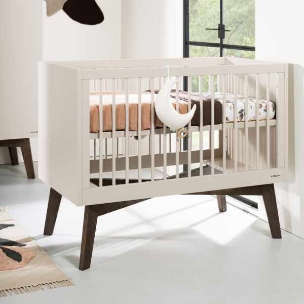 Kidsmill Sixties Babykamer Oatmeal / Walnoot | Bed 60 x 120 cm   Commode