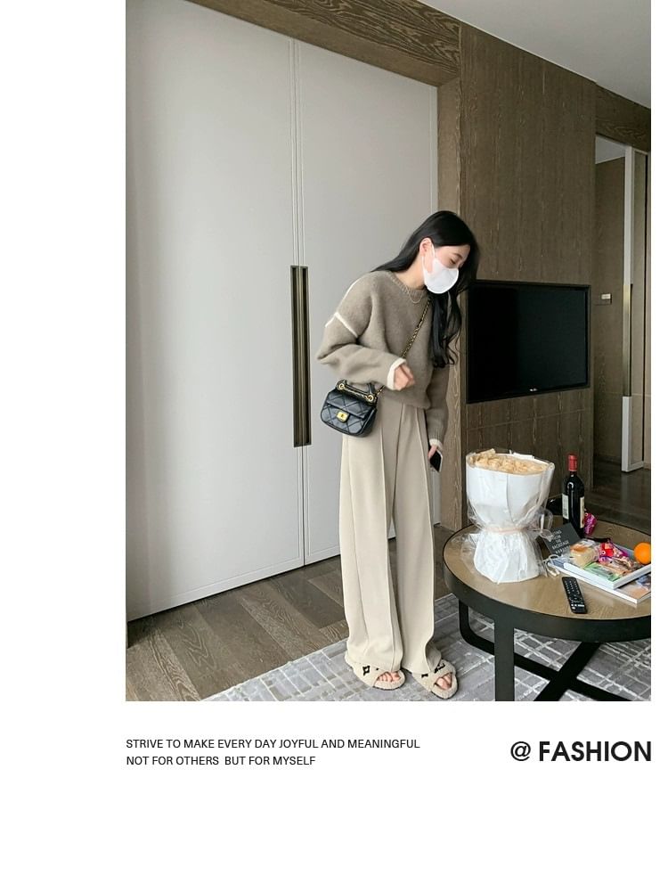 Essere - Oversized trui met ronde hals en contrasterende rand